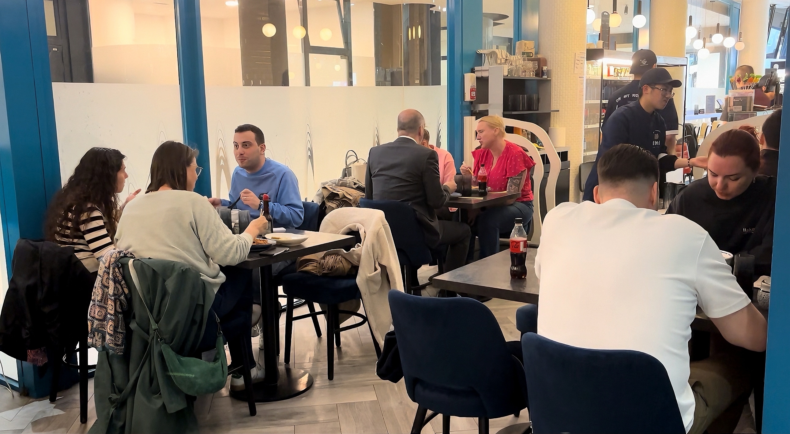 位于法国巴黎的Oh My Noodle牛肉拉面店内宾客盈门