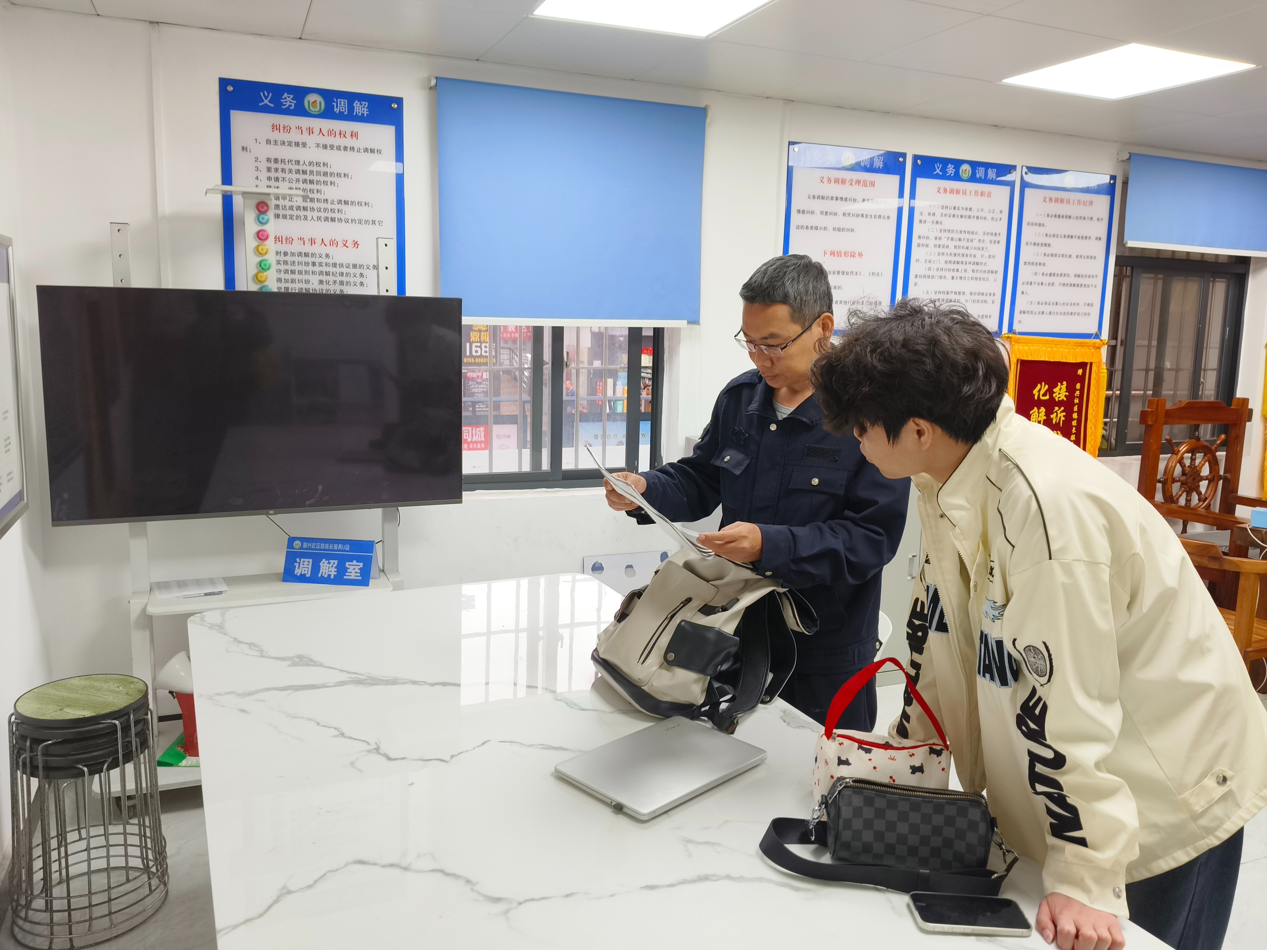 暖心!西乡网格员化身“背包卫士”跨城接力守护群众财物安全