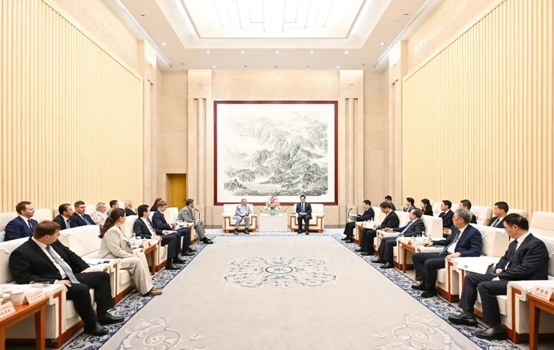 4月9日下午，市委书记袁家军，市委副书记、市长胡衡华会见俄罗斯鞑靼斯坦共和国行政长官明尼哈诺夫一行。苏思 摄