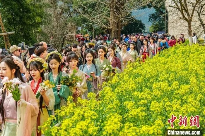 江西篁嶺第八屆花朝節(jié)開(kāi)幕活動(dòng)現(xiàn)場(chǎng)。　程虹 攝