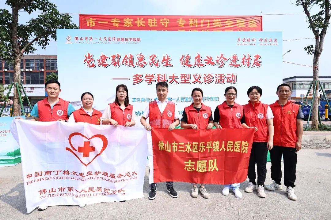 图：志愿者及时为有需要的村民提供陪诊服务