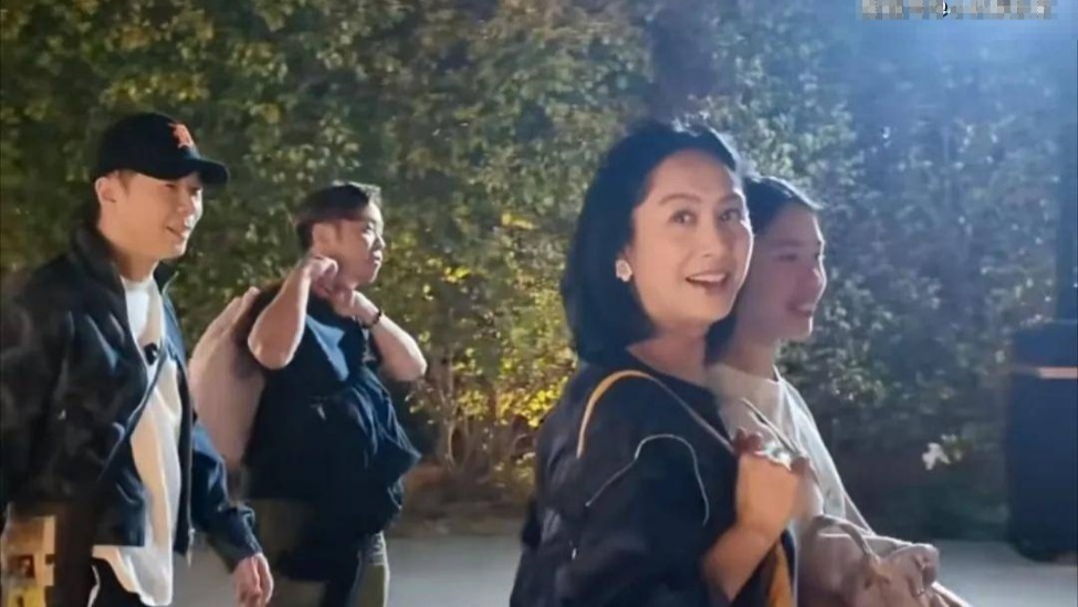 53岁朱茵素颜被偶遇，一家三口看演唱会 12岁女儿长相甜美有点龅牙封面图