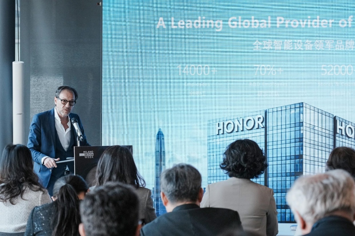 荣耀意大利副总经理皮耶尔・富尔卡斯