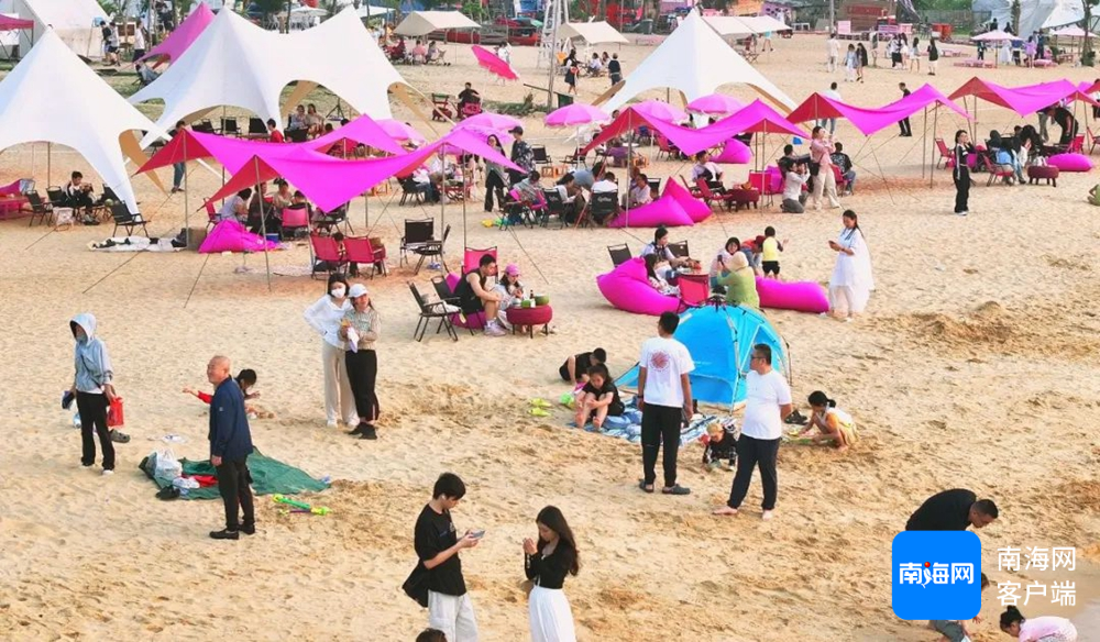 市民游客打卡荣山寮村。海口市旅文局供图