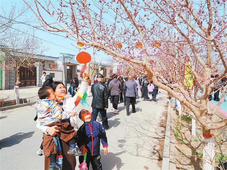 游客在金塔镇红光村杏花街游览 新甘肃·甘肃日报记者 董文龙