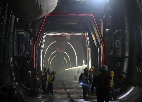 ▲4月10日,轨道交通27号线中梁山隧道,技术工人正在进行二衬施工。 记者 罗斌 摄