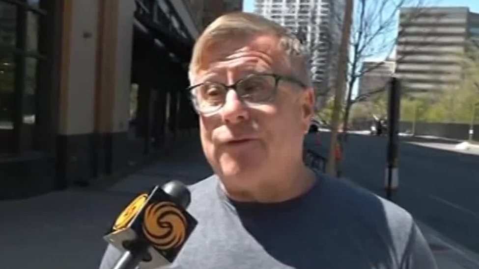 美国民众：关税太疯狂了，特朗普就是个大恶霸