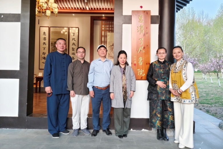 嘉宾在书院牌匾前留影