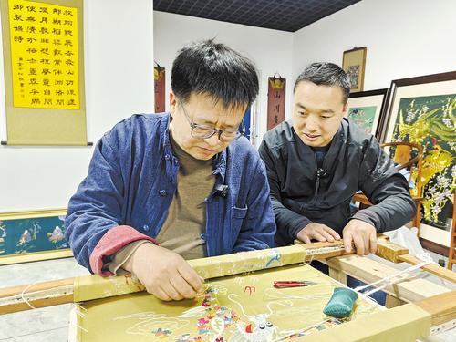 4月9日，记者跟随省级非物质文化遗产京绣制作技艺代表性传承人代海光（左）学习京绣技艺。 本报记者 赵瑞雪摄