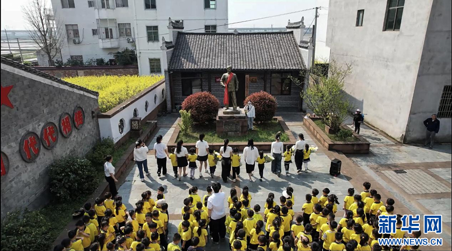 小朋友们正在聆听革命先烈英勇事迹。新华网发 韩海建 摄