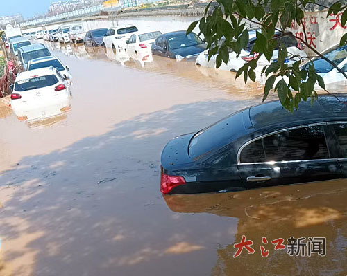 事发当日多辆汽车泡水(图/全媒体记者吴强)