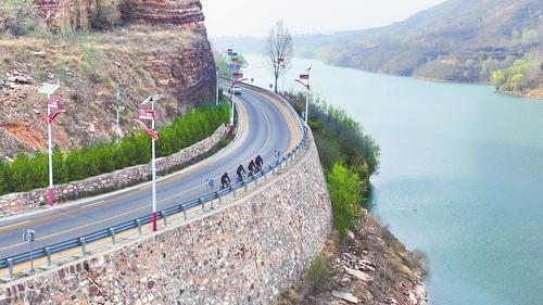 4月7日，骑行爱好者在位于邢台市信都区的抗大路上骑行。本报记者 张 晶摄