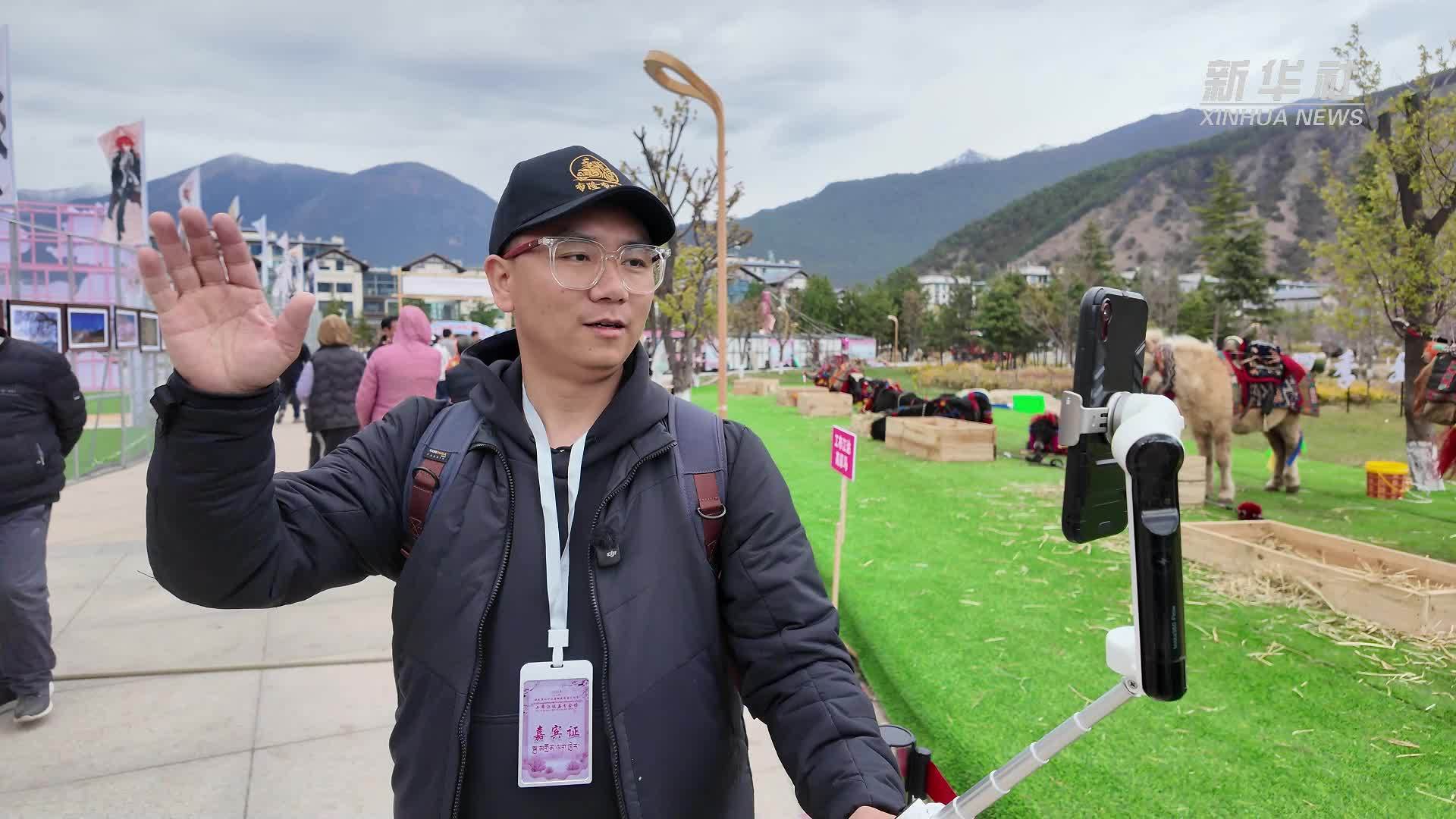 高原“春”来｜桃花丛中“直播人”