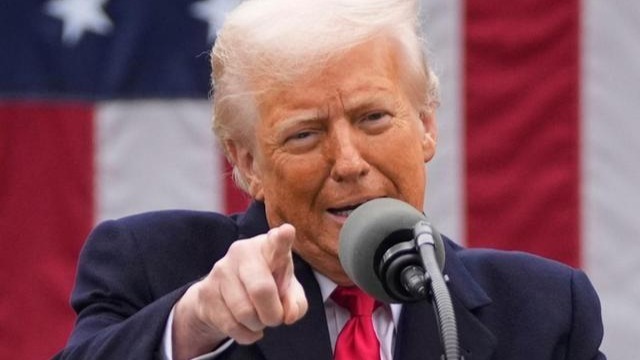 仅坚持半天，特朗普挂“免战牌”，对华萌生退意，美财长亮出底牌