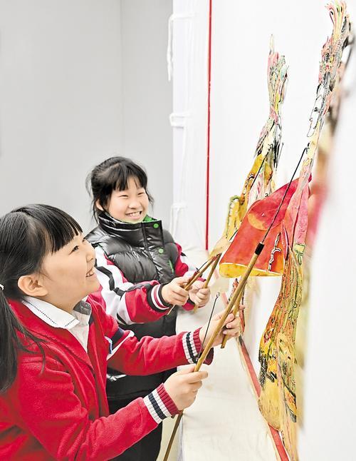 4月3日，苏梓涵（左一）在中国滦州皮影博物馆参观。