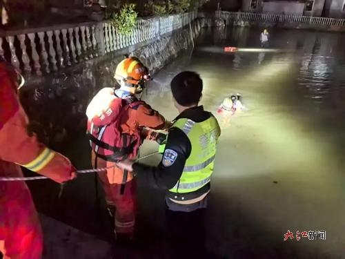 交警消防合力展开救援