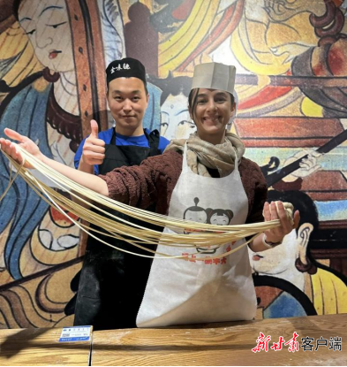在金味德西班牙巴塞罗那店,当地居民正在体验拉面。