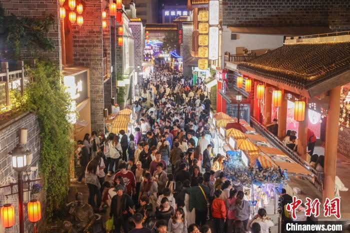 清明假期江西南昌万寿宫历史文化街区夜游人气旺