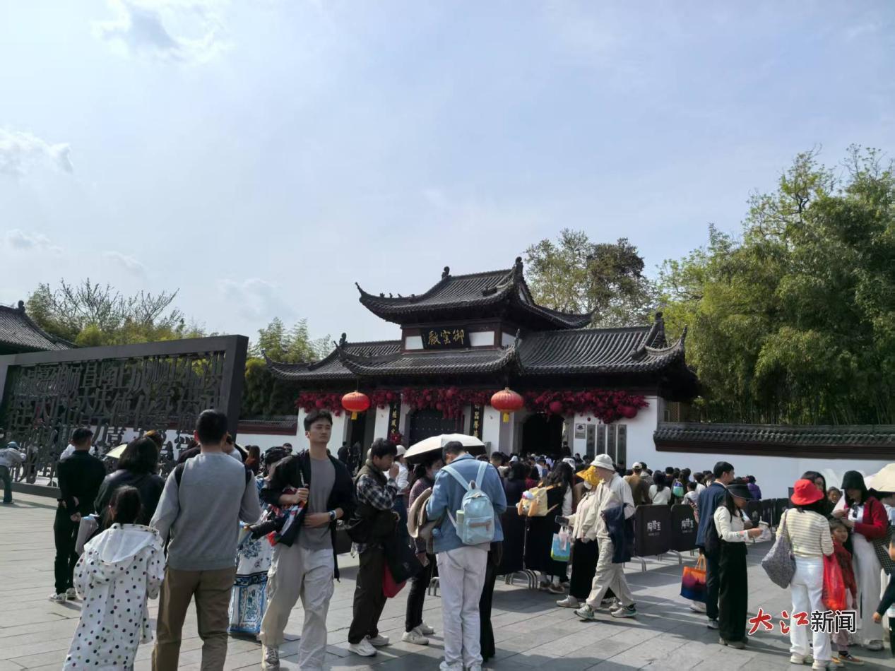 御窑厂游客门庭若市（吴晓燕 供图）