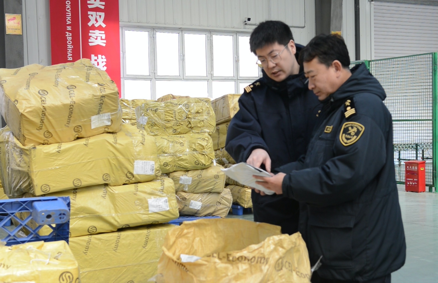 绥芬河海关关员对跨境电商出口商品进行监管