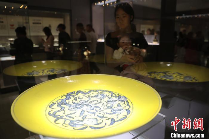 探访景德镇中国陶瓷博物馆 参观游客络绎不绝