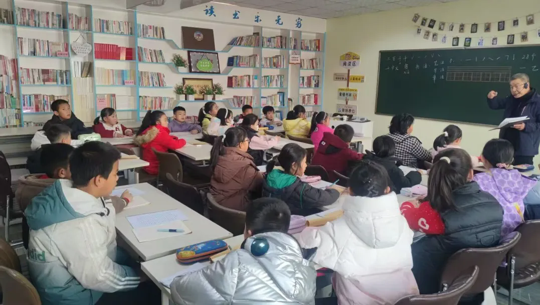 “有事找蓝马甲” 华亭“六边形战士”为民办实事