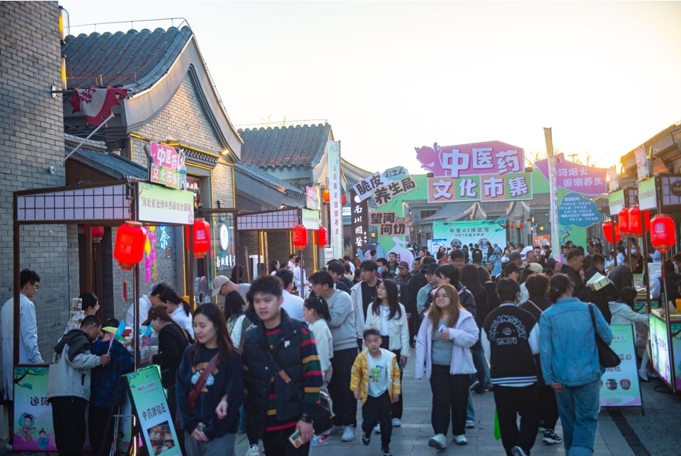 市民、游客徜徉市集。