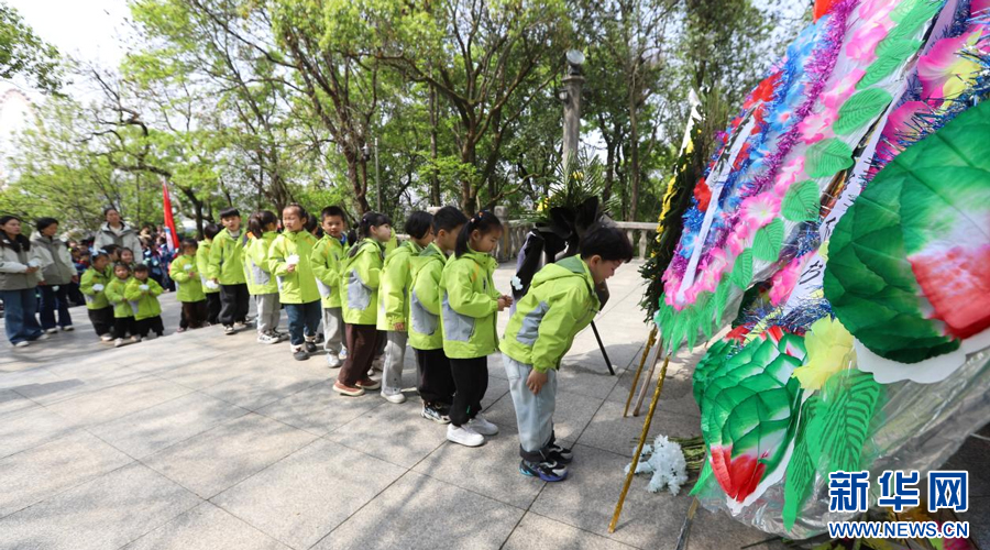 余干县第一幼儿园的小朋友们为革命先烈送上花篮。新华网发 韩海建 摄