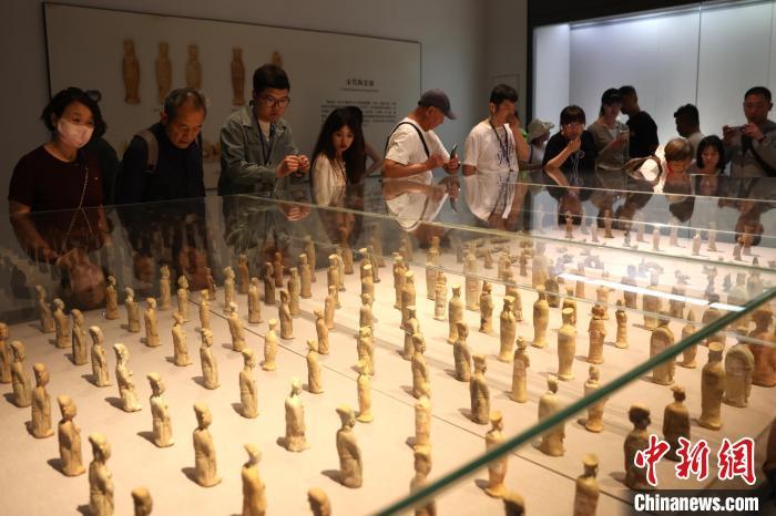 探访景德镇中国陶瓷博物馆 参观游客络绎不绝