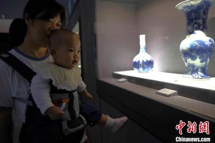 探访景德镇中国陶瓷博物馆 参观游客络绎不绝