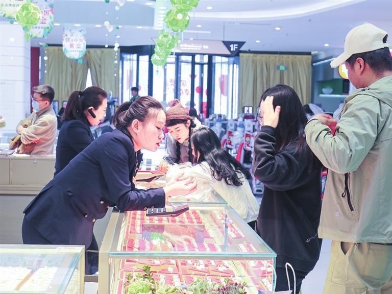 市民挑选黄金饰品　兰州新区报记者　史晓峰　摄