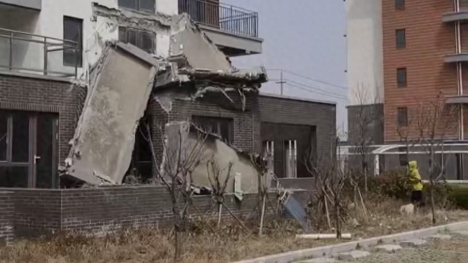 度假小区6层楼5个阳台坠落，住建局称负责竣工验收随后改口