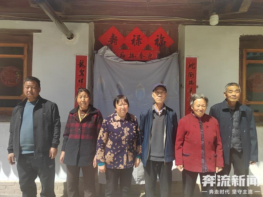 李阿姨（左三）与亲人团聚