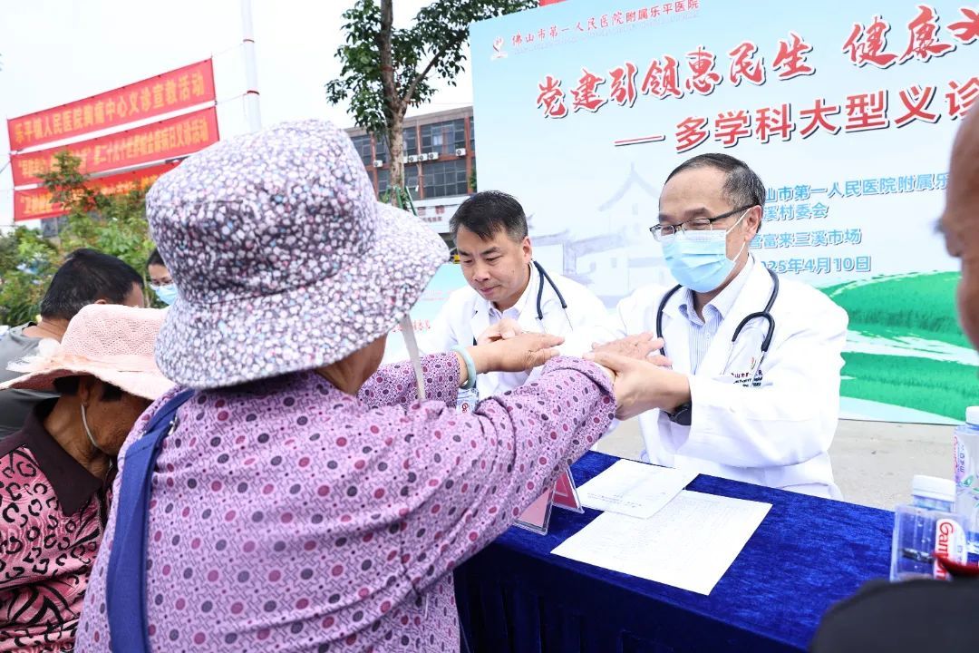 图：多名专家医生坐诊，群众现场体验免挂号看诊服务