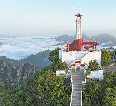 远眺狼牙山五勇士纪念塔。 易县狼牙山景区管委会供图
