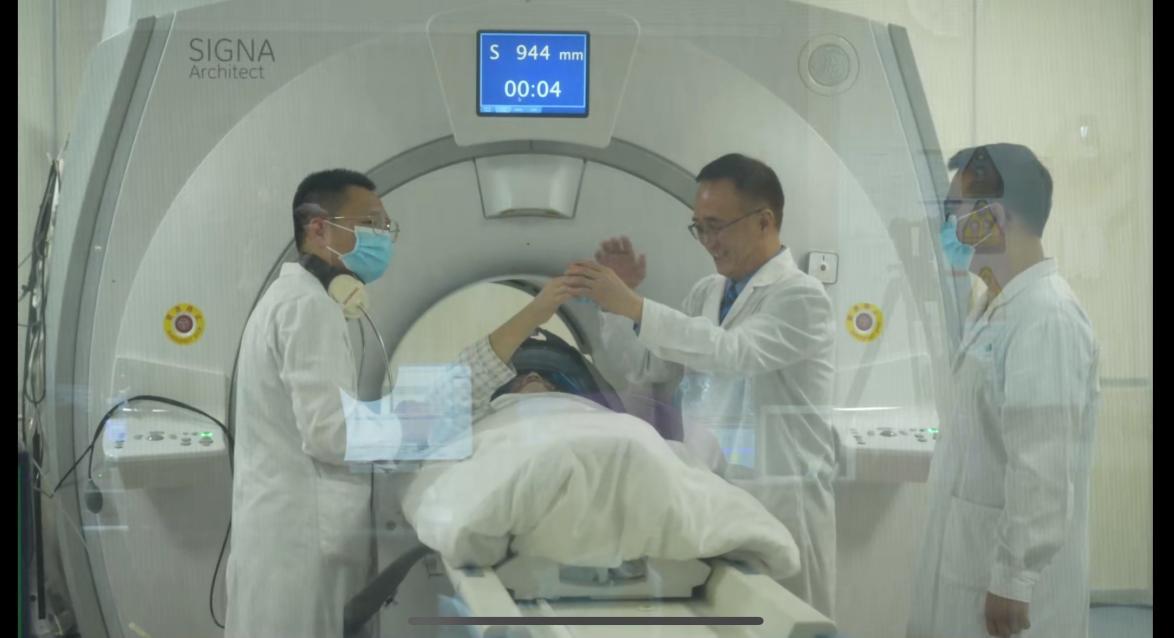 李勇杰教授术后和患者测试消除手抖症状