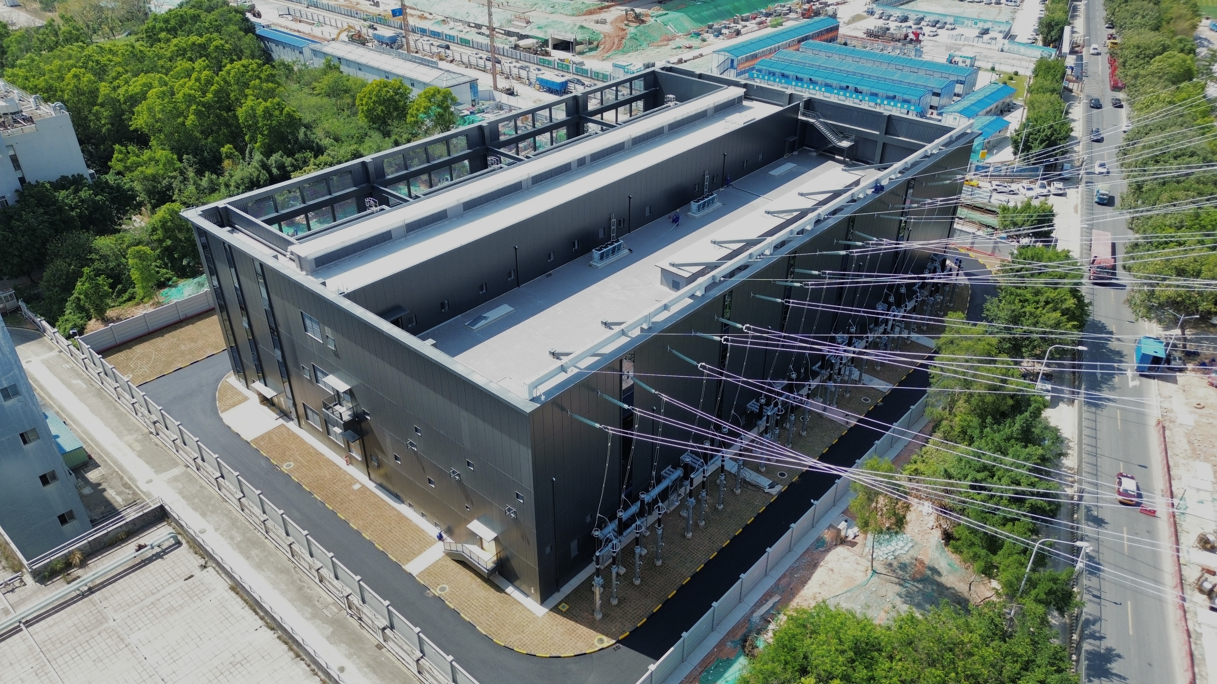 深圳坪山220千伏绿荫变电站,是坪山区首座钢结构变电站,为片区内半导体与集成电路等产业发展注入强劲动力。