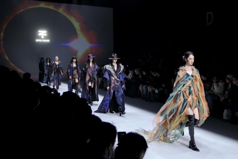 产业“跃”级,势启新元,2025中国国际时装周(春季)成功举办_凤凰网