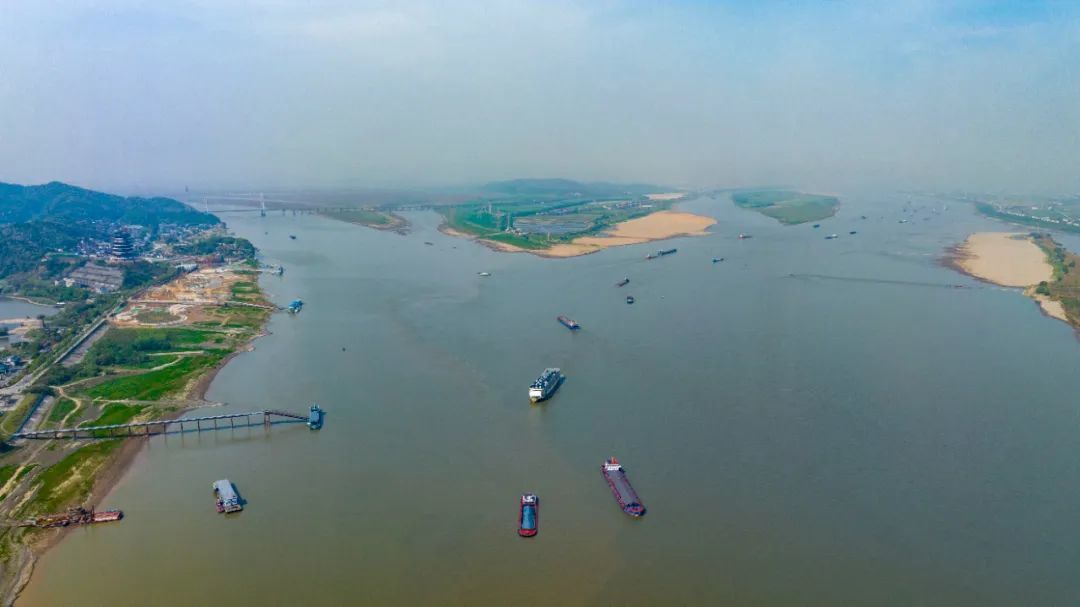 4月8日，在长江与鄱阳湖交汇处，大片河床滩涂裸露