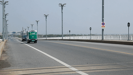 “中国邮政”无人快递配送车亮相九江共青城（图）