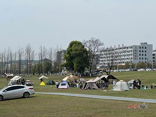 游客户外踏青（吴晓燕 供图）