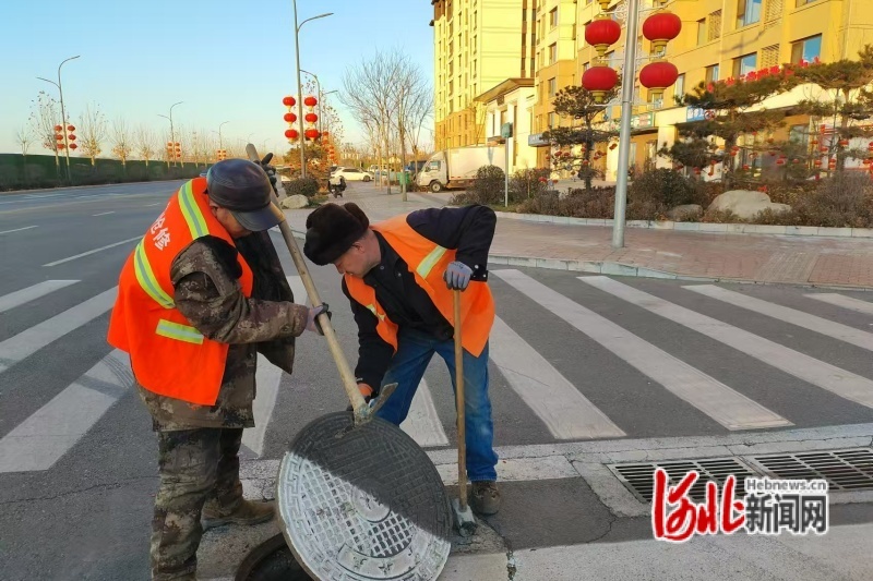 图为工作人员正在检查污水井。遵化市城管局供图