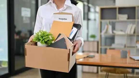 女子因一个月连续6天早退1分钟被辞退，法院：欠缺合理性，公司应支付赔偿金