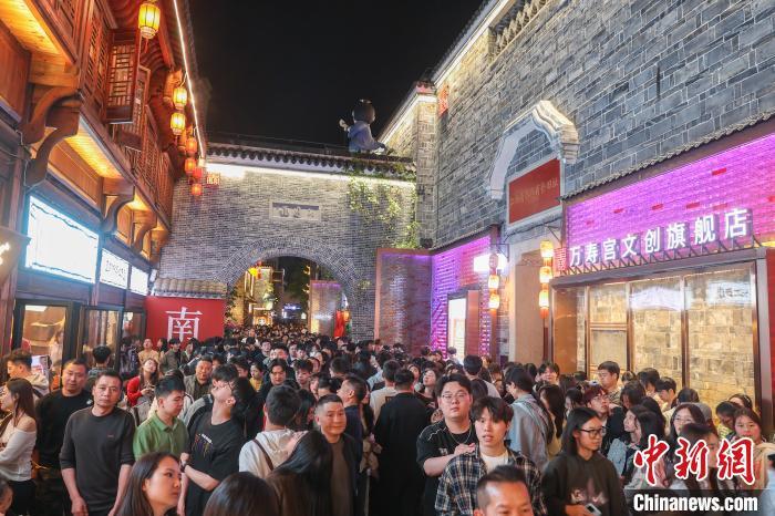 4月5日，位于江西南昌西湖区的万寿宫历史文化街区灯火璀璨，人潮涌动。当日正值清明假期，众多游客夜游万寿宫历史文化街区，享受美好假日时光。中新社记者 刘力鑫 摄