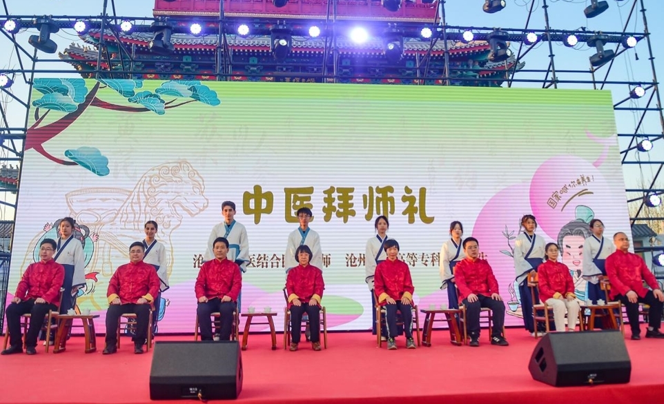 来自沧州医学高等专科学校的学生向沧州中西医结合医院的中医名家们拜师。