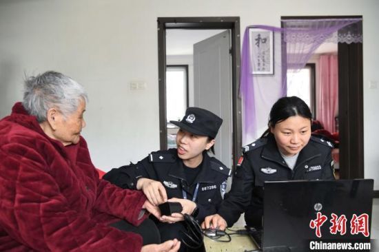 4月8日，淮安市公安局洪泽分局城东派出所为辖区一名患病老人上门拍照办理身份证。时柏林 摄