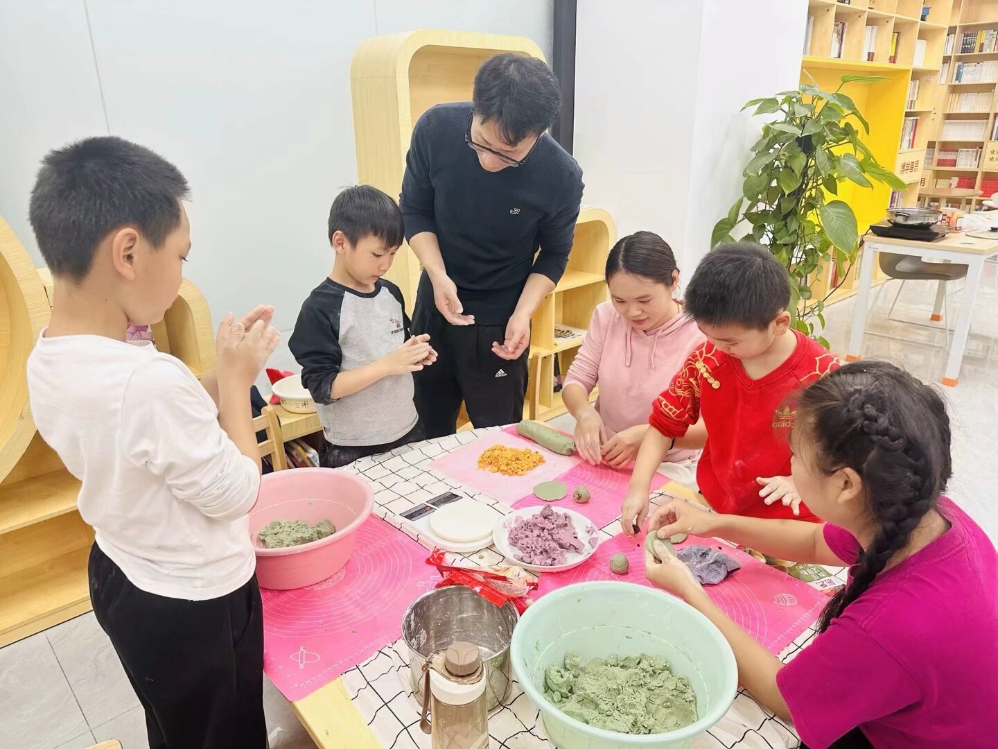 西乡街道共乐社区开展"小手做青团，童心传文明"清明亲子体验活动