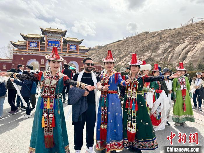 4月8日，2025丝绸之路（甘肃）国际旅行商大会采风团走进甘肃张掖市。闫姣　摄