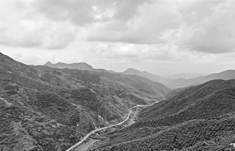 分水岭上景致壮观　冯乐凯