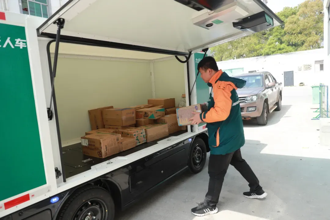 “中国邮政”无人快递配送车亮相九江共青城（图）